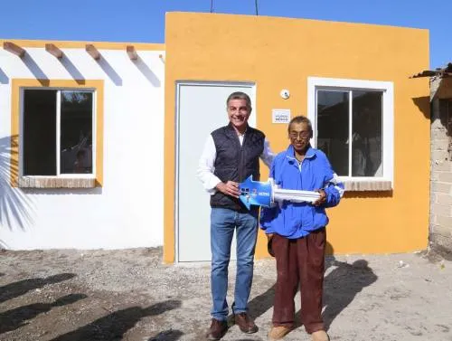 Tony Gali entrega viviendas reconstruidas en Huehuetlán El Chico