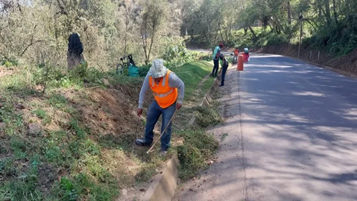Secretaría de Infraestructura realiza mantenimiento permanente en tramos carreteros
