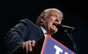 Golpeado pero agresivo, Trump va al debate con Clinton