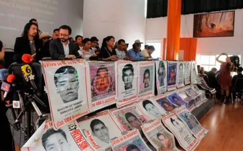 Reafirma AMLO compromiso de hallar a los 43 normalistas “lo más pronto posible”