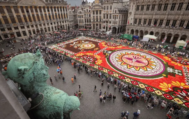 La Grand Place en Bruselas (Bélgica) adornada con una alfombra de flores.