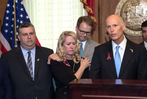 Promulgan ley para resguardar escuelas en Florida