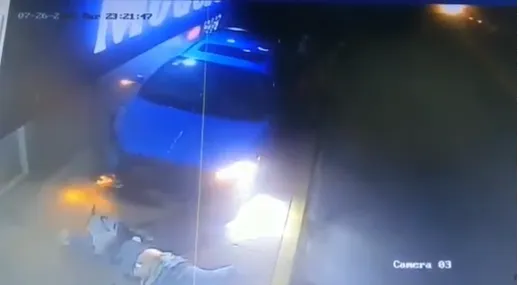 VIDEO Conductor atropella a pareja en San Pedro Cholula ; hay un muerto y un herido