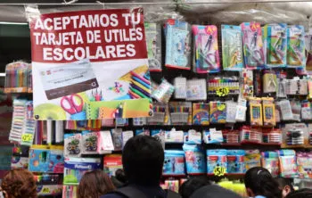 Previo al regreso a clases, padres de familia surten listas de útiles; denuncian gastos de hasta tres mil pesos