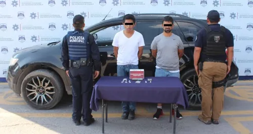 Detuvo policía municipal de Puebla a dos hombres relacionados en un robo de vehículo