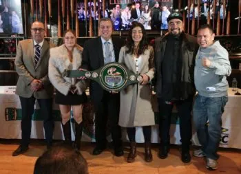 Gaby “La Bonita” Sánchez recibe cinturón conmemorativo del CMB; tendrá revancha ante Tamara de Marco