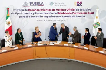 A trabajar en comunidad y reforzar valores y principios, llama gobernador de Puebla a universidades privadas