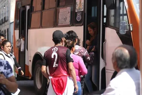 Los mexicanos destinan el 10% de su salario para transporte público