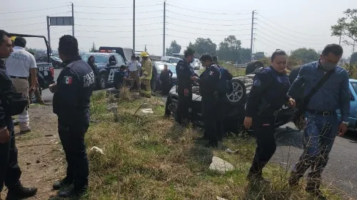 Dos policías lesionados, saldo de volcadura de patrulla en San Felipe Hueyotlipan.