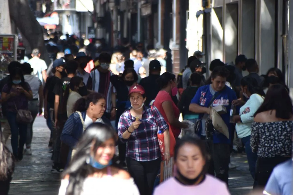 Abarrotan poblanos Centro Histórico pese a la pandemia