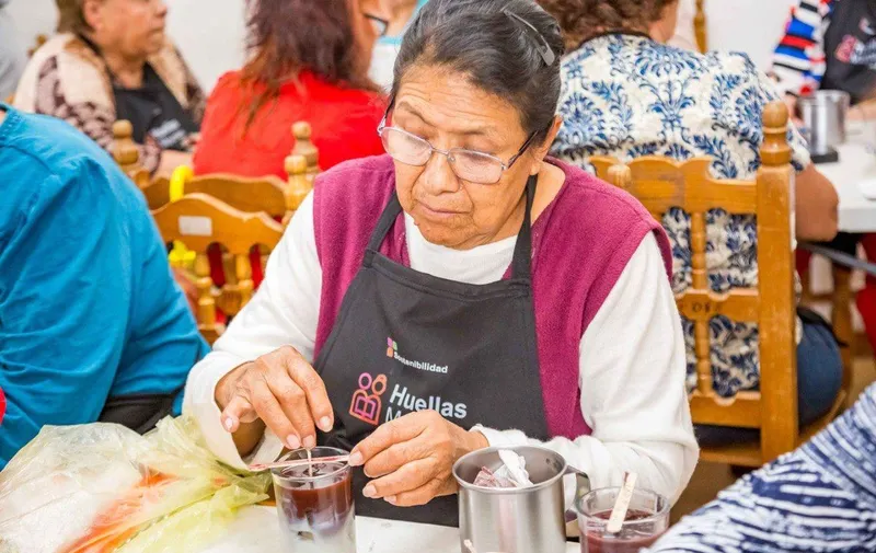 smdif-pue-adultos-mayores-taller-velas-aromaticas