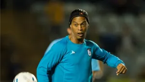 Sin entrenar permanece Ronaldinho con Gallos
