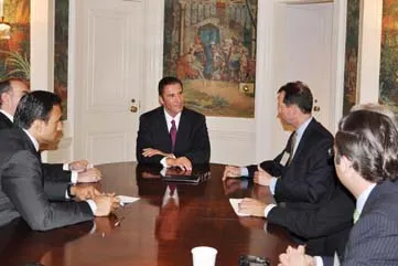 Se reúne RMV con el doctor Michael E. Porter