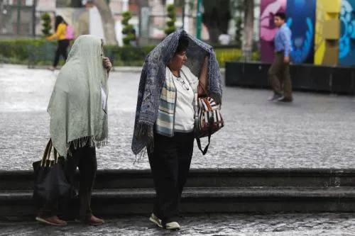 Continuarán lluvias en Puebla; vecinos reportan caída de bardas, inundaciones y tráfico
