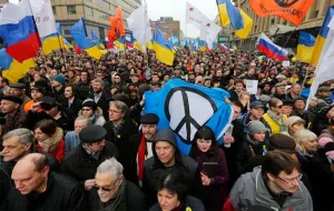 Rusos abarrotan calles; marchan contra presidente y a favor de paz con Ucrania
