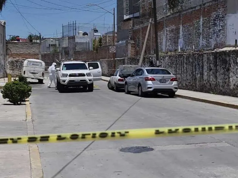 Asesinan a balazos a pareja y a menor de 2 años que viajaban en moto en Celaya