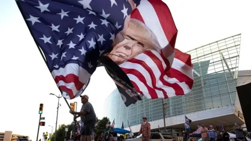 Trump ignora COVID-19 y racismo; reactivará campaña de reelección en mitin masivo