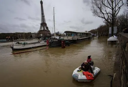 Inundaciones amenazan París; cierran carreteras y túneles