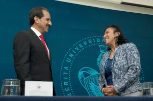 Rector de la BUAP toma protesta a nueva directora de la FCFM