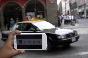 Ofrece SIT piso parejo a taxistas y a UBER