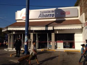 Desconocidos incendian farmacia en Apatzingán, a metros de alcaldía