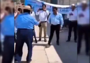 Noe Peñaloza regala fajó de billetes a candidato de Nueva Alianza a la alcaldía de San Martín Texmelucan