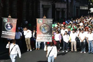 Afiliados a la CSR realizan desfile revolucionario