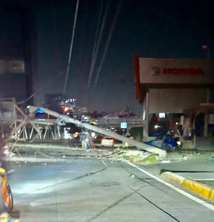 Joven muere prensado a su auto por ir jugando carreritas en la Vía Atlixcáyotl