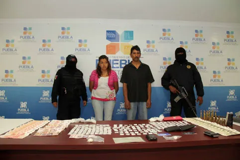 Detienen a pareja con droga, billetes falsos y cartuchos útiles