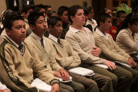 Recibieron computadoras portátiles alumnos con mejores promedios de Enlace