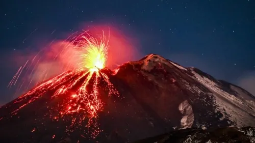 El volcán Etna despierta y llena de cenizas la ciudad italiana de Catania