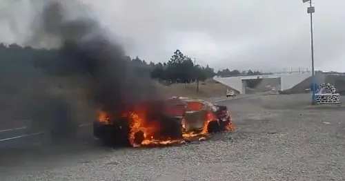 Enfrentamiento entre pobladores de Ciudad Serdán y policías deja un herido y un vehículo quemado