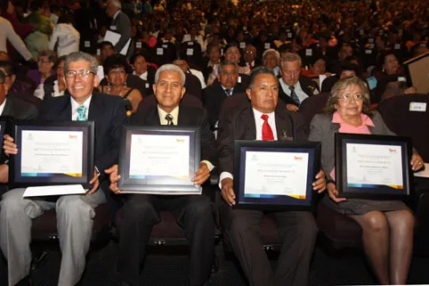 Entregan reconocimiento a más de 2 mil maestros