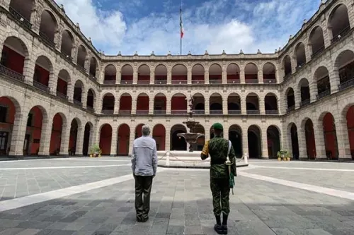 AMLO, el jefe de campaña en guayabera