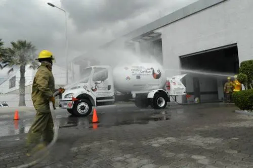 Bomberos y Protección Civil de Cuautlancingo participan en simulacro de fuga de gas