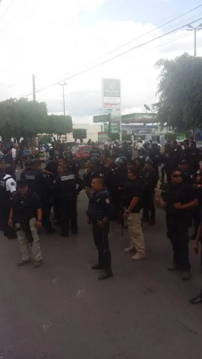 Taxistas apoyados por la 28 de Octubre se enfrentaron con policías municipales en el mercado Hidalgo