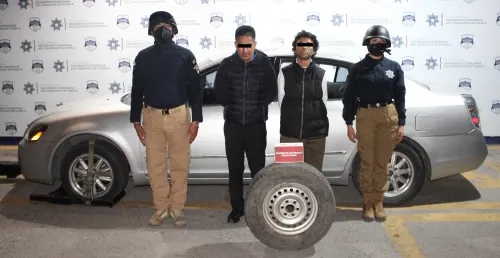 Detienen a dos hombres por robo de autopartes