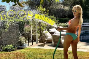 Kate Hudson da los buenos días en bikini
