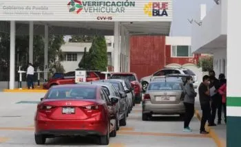 ¡Un caos total! Verificentros de Puebla tienen un tiempo de espera de hasta 3 horas por la alta demanda