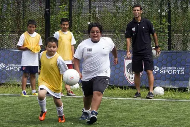 Rafa Márquez realiza clínica de futbol en NY
