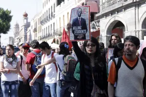 Nuevamente universitarios marchan a favor de normalistas