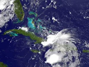 ‘Erika’ se convierte en ciclón tropical a su paso por Cuba