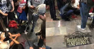 Anuncio de negocio en el Pasaje cae y lesiona a joven en la cabeza