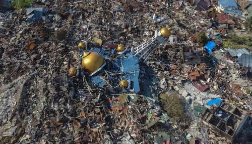 Hallan 34 estudiantes muertos en una iglesia tras sismo en Indonesia