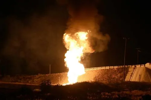 Video: Voraz incendio de toma clandestina en Acajete