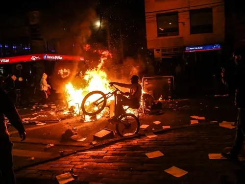 Brutalidad policial desata protestas en Bogotá; 7 muertos