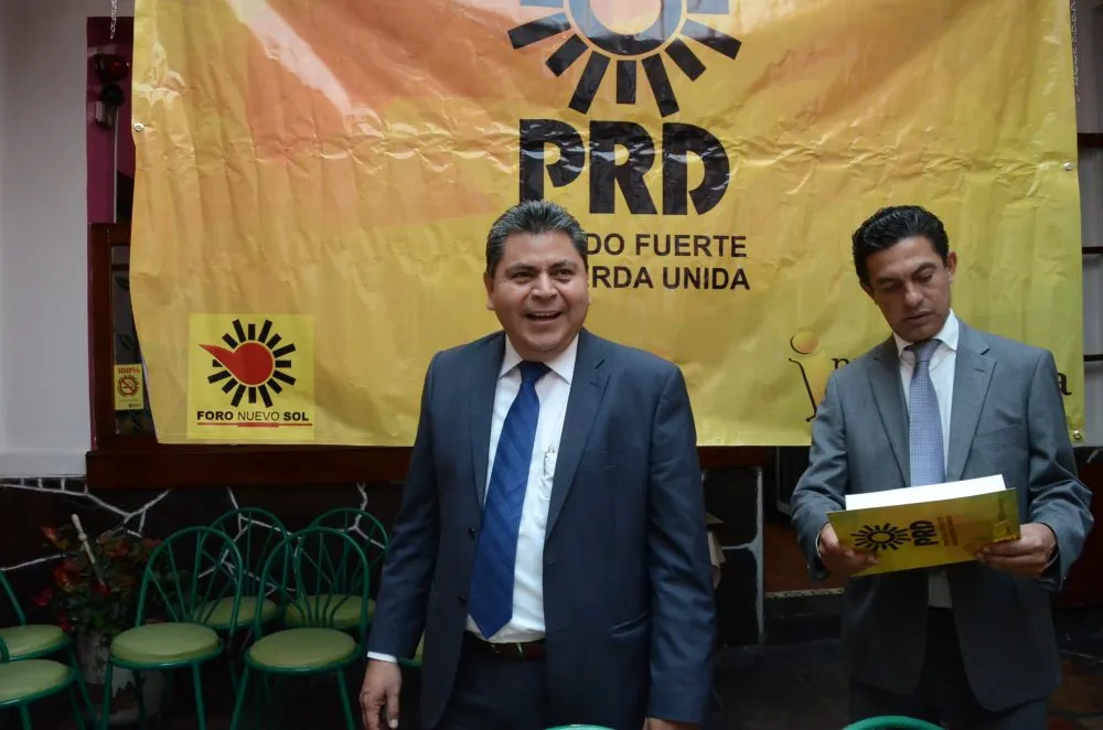 Perredistas integrantes de Nuev Izquierda, encabezados por Julián Rendón y Carlos Martínez Amador, en rueda de prensa