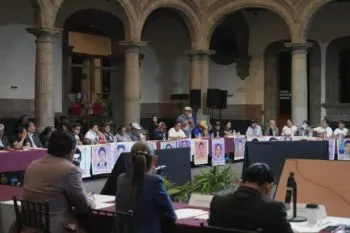 Claudia Sheinbaum se reúne con padres y madres de los 43 normalistas de Ayotzinapa
