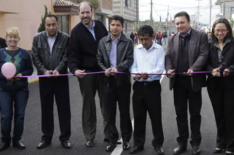 Eduardo Rivera entrega calles pavimentadas en Castillotla