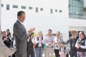Rector Alfonso Esparza inaugura más bebederos para los universitarios